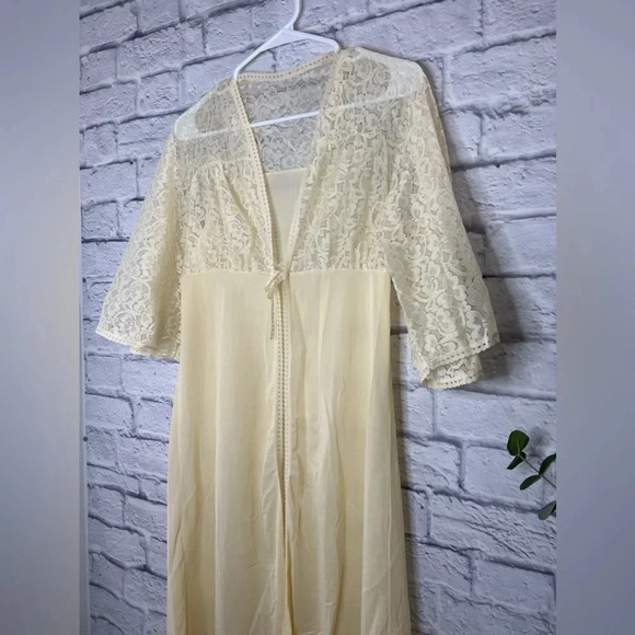 Vintage 70s beautiful cream duster - Picture 2 of 5